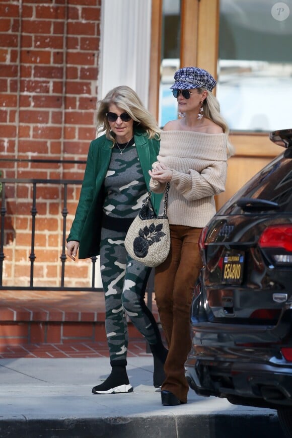 Laeticia Hallyday emmène sa mère Françoise Thibaut au salon de coiffure "Alma Salon"avant d'aller bruncher chez Ladurée avant la sortie de l'école à Beverly Hills le 7 février 2019.