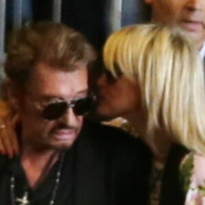 Johnny Hallyday, Laeticia, Jade, Joy et Elyette Boudou, la grand-mère de Laeticia arrivent à l'aéroport Paris CDG le 26 juin 2015. 