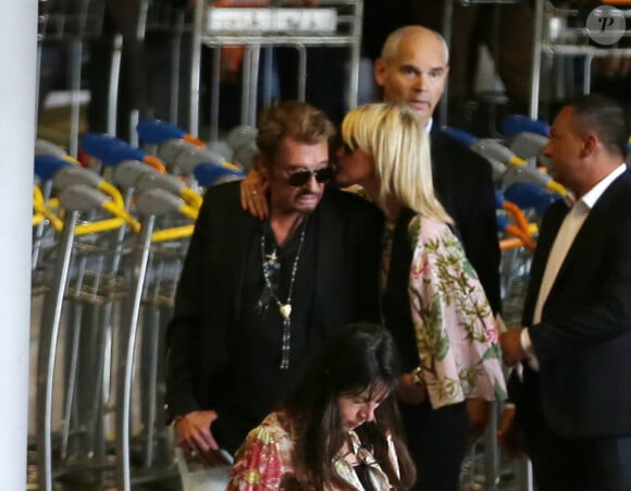 Johnny Hallyday, Laeticia, Jade, Joy et Elyette Boudou, la grand-mère de Laeticia arrivent à l'aéroport Paris CDG le 26 juin 2015. 