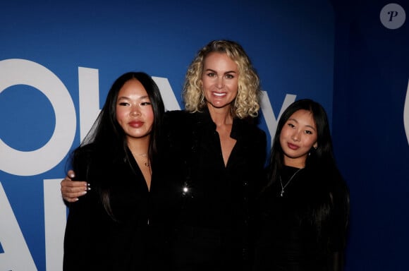 Laeticia Hallyday et ses filles Joy et Jade - Photocall du vernissage de l'exposition "Johnny Hallyday, l'exposition" au Palais des Expositions à Paris. Le 21 décembre 2023 © Dominique Jacovides / Bestimage