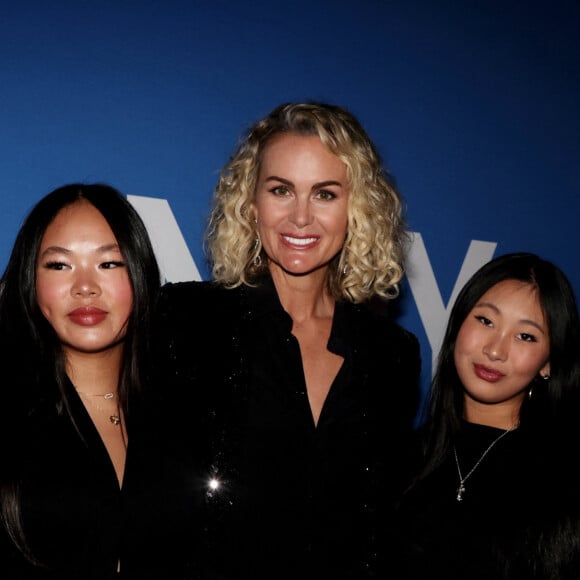 Laeticia Hallyday et ses filles Joy et Jade - Photocall du vernissage de l'exposition "Johnny Hallyday, l'exposition" au Palais des Expositions à Paris. Le 21 décembre 2023 © Dominique Jacovides / Bestimage