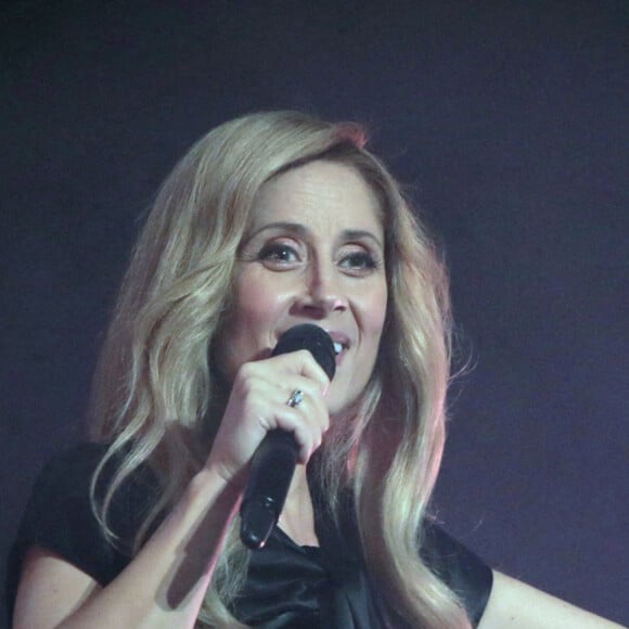 Au pic de son anorexie, elle ne mangeait qu'une pomme par semaine...
La chanteuse canado-belge Lara Fabian se produit lors d'un concert au Palais national des arts Ukraina dans le cadre de la tournée 50 World Tour, à Kiev, en Ukraine, le 20 octobre 2019.