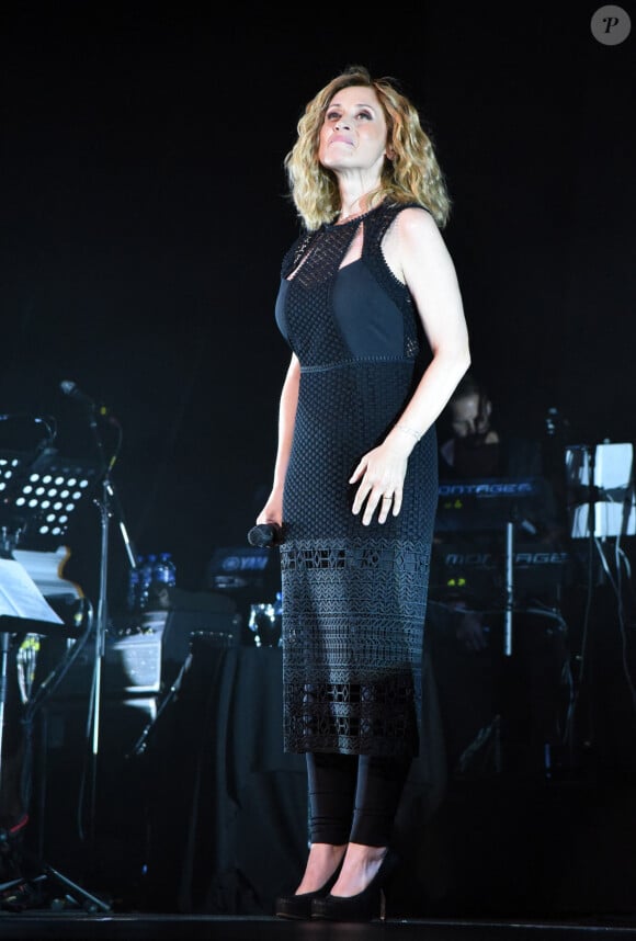 Lara Fabian se produit lors de son concert Camouflage au Zénith de Paris, France, le 16 juin 2018.