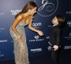 Amusé d'être avec sa maman devant les photographes, le fils de José Antonio Bastón (mari d'Eva Longoria depuis 2016) a adoré faire de grands sourires face aux objectifs
Eva Longoria et son fils Santiago Enrique Baston au photocall de la 12ème édition de la soirée Global Gift Gala à l'hôtel Four Seasons George V à Paris le 5 octobre 2024. © Marc-Ausset Lacroix / Bestimage 