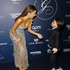 Amusé d'être avec sa maman devant les photographes, le fils de José Antonio Bastón (mari d'Eva Longoria depuis 2016) a adoré faire de grands sourires face aux objectifs
Eva Longoria et son fils Santiago Enrique Baston au photocall de la 12ème édition de la soirée Global Gift Gala à l'hôtel Four Seasons George V à Paris le 5 octobre 2024. © Marc-Ausset Lacroix / Bestimage 