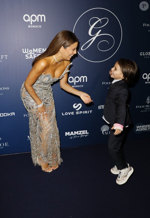 Amusé d'être avec sa maman devant les photographes, le fils de José Antonio Bastón (mari d'Eva Longoria depuis 2016) a adoré faire de grands sourires face aux objectifs
Eva Longoria et son fils Santiago Enrique Baston au photocall de la 12ème édition de la soirée Global Gift Gala à l'hôtel Four Seasons George V à Paris le 5 octobre 2024. © Marc-Ausset Lacroix / Bestimage 