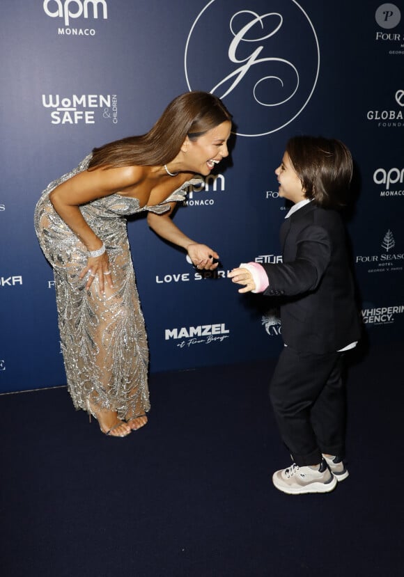 Il ne voulait même plus laisser sa maman qui tentait de faire quelques clichés seule. 
Eva Longoria et son fils Santiago Enrique Baston au photocall de la 12ème édition de la soirée Global Gift Gala à l'hôtel Four Seasons George V à Paris le 5 octobre 2024. © Marc-Ausset Lacroix / Bestimage 