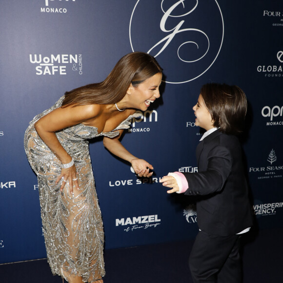 Il ne voulait même plus laisser sa maman qui tentait de faire quelques clichés seule. 
Eva Longoria et son fils Santiago Enrique Baston au photocall de la 12ème édition de la soirée Global Gift Gala à l'hôtel Four Seasons George V à Paris le 5 octobre 2024. © Marc-Ausset Lacroix / Bestimage 