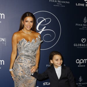  Le petit garçon au caractère bien trempé a ainsi fait le show sur le tapis rouge et attendri les autres invités présents lors du photocall. 
Eva Longoria et son fils Santiago Enrique Baston au photocall de la 12ème édition de la soirée Global Gift Gala à l'hôtel Four Seasons George V à Paris le 5 octobre 2024. © Marc-Ausset Lacroix / Bestimage 