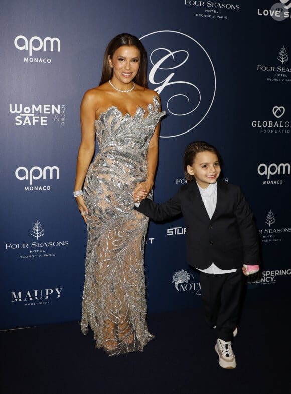  Le petit garçon au caractère bien trempé a ainsi fait le show sur le tapis rouge et attendri les autres invités présents lors du photocall. 
Eva Longoria et son fils Santiago Enrique Baston au photocall de la 12ème édition de la soirée Global Gift Gala à l'hôtel Four Seasons George V à Paris le 5 octobre 2024. © Marc-Ausset Lacroix / Bestimage 