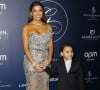 Marraine du Global Gift Gala présidé par son amie Maria Bravo, Eva Longoria (49 ans) est apparue avec son fils Santiago sur le tapis rouge de l'événement.
Eva Longoria et son fils Santiago Enrique Baston au photocall de la 12ème édition de la soirée Global Gift Gala à l'hôtel Four Seasons George V à Paris