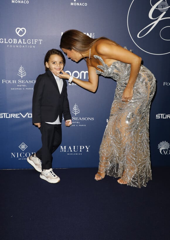 Sublime dans une robe argentée, Eva Longoria portait par ailleurs des créations d'exception de la maison APM Monaco, partenaire officiel de l'événement.
Eva Longoria et son fils Santiago Enrique Baston au photocall de la 12ème édition de la soirée Global Gift Gala à l'hôtel Four Seasons George V à Paris le 5 octobre 2024. © Marc-Ausset Lacroix / Bestimage 