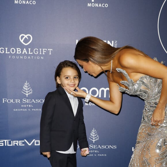 Sublime dans une robe argentée, Eva Longoria portait par ailleurs des créations d'exception de la maison APM Monaco, partenaire officiel de l'événement.
Eva Longoria et son fils Santiago Enrique Baston au photocall de la 12ème édition de la soirée Global Gift Gala à l'hôtel Four Seasons George V à Paris le 5 octobre 2024. © Marc-Ausset Lacroix / Bestimage 