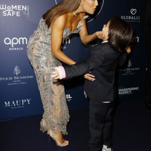 Eva Longoria et son fils Santiago Enrique Baston au photocall de la 12ème édition de la soirée Global Gift Gala à l'hôtel Four Seasons George V à Paris le 5 octobre 2024. © Marc-Ausset Lacroix / Bestimage 