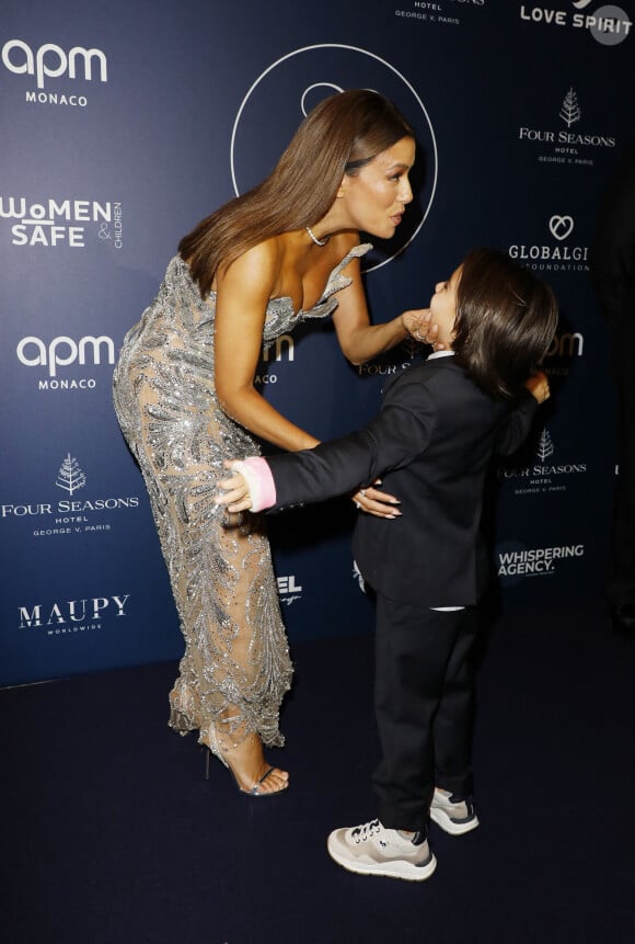 Eva Longoria et son fils Santiago Enrique Baston au photocall de la 12ème édition de la soirée Global Gift Gala à l'hôtel Four Seasons George V à Paris le 5 octobre 2024. © Marc-Ausset Lacroix / Bestimage 