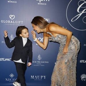 Eva Longoria et son fils Santiago Enrique Baston au photocall de la 12ème édition de la soirée Global Gift Gala à l'hôtel Four Seasons George V à Paris le 5 octobre 2024. © Marc-Ausset Lacroix / Bestimage 