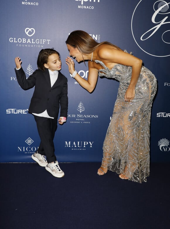 Eva Longoria et son fils Santiago Enrique Baston au photocall de la 12ème édition de la soirée Global Gift Gala à l'hôtel Four Seasons George V à Paris le 5 octobre 2024. © Marc-Ausset Lacroix / Bestimage 