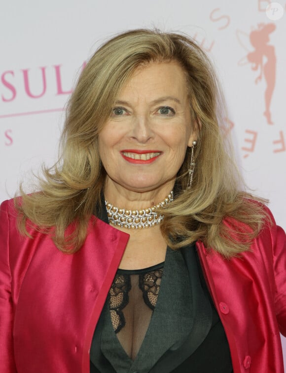 Valérie Trierweiler - Photocall du 5ème gala de charité de l'association "Les Bonnes Fées" à l'occasion de la campagne mondiale "Octobre Rose" à l'hôtel Peninsula, Paris le 3 octobre 2024. © Coadic Guirec/Bestimage