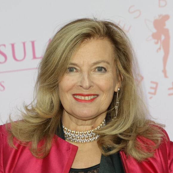 Valérie Trierweiler - Photocall du 5ème gala de charité de l'association "Les Bonnes Fées" à l'occasion de la campagne mondiale "Octobre Rose" à l'hôtel Peninsula, Paris le 3 octobre 2024. © Coadic Guirec/Bestimage