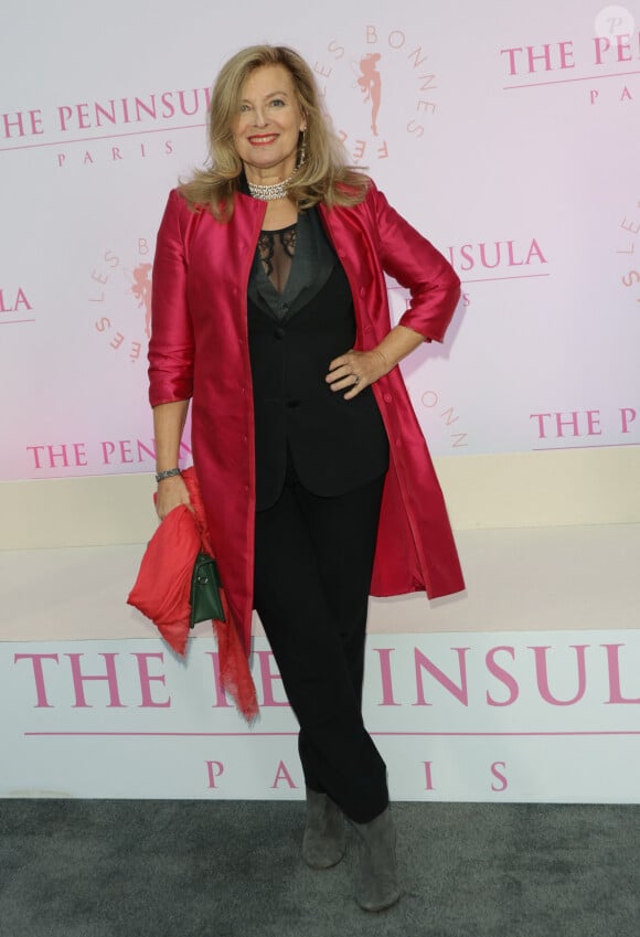 Valérie Trierweiler - Photocall du 5ème gala de charité de l'association "Les Bonnes Fées" à l'occasion de la campagne mondiale "Octobre Rose" à l'hôtel Peninsula, Paris le 3 octobre 2024. © Coadic Guirec/Bestimage