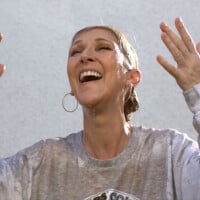 Séquence surréaliste : pourquoi Céline Dion se fait totalement asperger de liquide ?