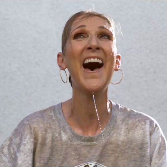 Une publicité pour la promotion d'une rencontre de football américain
 
Céline Dion a fait une apparition remarquée, dimanche 6 octobre, dans une vidéo en amont d'une rencontre de football américain entre Pittsburgh Steelers et les Dallas Cowboys Vêtue d'un sweat du Super Bowl 1996, avec en fond sonore sa chanson " It's All Coming Back to Me Now ", la chanteuse Céline Dion est apparue détendue et souriante dans un spot publicitaire en amont d'un match de football américain entre Pittsburgh Steelers et les Dallas Cowboys, sur la chaîne NBC. En 1996, un match historique entre ces deux équipes a eu lieu lors du Super Bowl. Dans la vidéo, Céline Dion parle de ce qu'elle préfère, dans ce sport, " le pouvoir de connecter ce que l'on est à ce que l'on a été, de prouver que nos souvenirs les plus puissants, nos amours les plus marquants, peuvent rester en nous à jamais. " La vidéo continue avec des images de la rencontre de 1996 et Céline Dion qui parle de la passion que procurent ces matchs, avant d'être aspergée d'un liquide jaune (de la bière ?). Depuis ce lundi 7 octobre, la vidéo est devenue virale tant les apparitions de la chanteuse sont rares, la dernière la plus marquante étant évidemment sa prestation lors de la cérémonie d'ouverture des Jeux olympiques de Paris 2024.