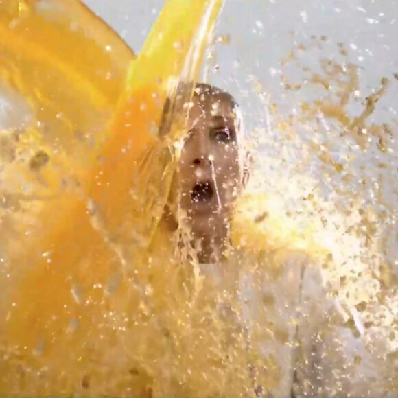 À l'image d'une tradition très populaire aux USA, Céline Dion se fait asperger par deux bassines de boisson énergétique
 
Céline Dion a fait une apparition remarquée, dimanche 6 octobre, dans une vidéo en amont d'une rencontre de football américain entre Pittsburgh Steelers et les Dallas Cowboys Vêtue d'un sweat du Super Bowl 1996, avec en fond sonore sa chanson " It's All Coming Back to Me Now ", la chanteuse Céline Dion est apparue détendue et souriante dans un spot publicitaire en amont d'un match de football américain entre Pittsburgh Steelers et les Dallas Cowboys, sur la chaîne NBC. En 1996, un match historique entre ces deux équipes a eu lieu lors du Super Bowl. Dans la vidéo, Céline Dion parle de ce qu'elle préfère, dans ce sport, " le pouvoir de connecter ce que l'on est à ce que l'on a été, de prouver que nos souvenirs les plus puissants, nos amours les plus marquants, peuvent rester en nous à jamais. " La vidéo continue avec des images de la rencontre de 1996 et Céline Dion qui parle de la passion que procurent ces matchs, avant d'être aspergée d'un liquide jaune (de la bière ?). Depuis ce lundi 7 octobre, la vidéo est devenue virale tant les apparitions de la chanteuse sont rares, la dernière la plus marquante étant évidemment sa prestation lors de la cérémonie d'ouverture des Jeux olympiques de Paris 2024.