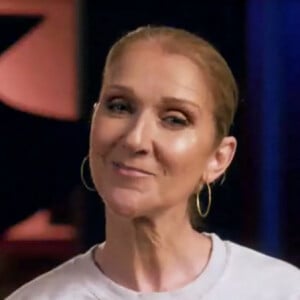 La chanteuse québécoise a prêté son image dans une publicité diffusée à la télévision américaine
 
Céline Dion a fait une apparition remarquée, dimanche 6 octobre, dans une vidéo en amont d'une rencontre de football américain entre Pittsburgh Steelers et les Dallas Cowboys Vêtue d'un sweat du Super Bowl 1996, avec en fond sonore sa chanson " It's All Coming Back to Me Now ", la chanteuse Céline Dion est apparue détendue et souriante dans un spot publicitaire en amont d'un match de football américain entre Pittsburgh Steelers et les Dallas Cowboys, sur la chaîne NBC. En 1996, un match historique entre ces deux équipes a eu lieu lors du Super Bowl. Dans la vidéo, Céline Dion parle de ce qu'elle préfère, dans ce sport, " le pouvoir de connecter ce que l'on est à ce que l'on a été, de prouver que nos souvenirs les plus puissants, nos amours les plus marquants, peuvent rester en nous à jamais. " La vidéo continue avec des images de la rencontre de 1996 et Céline Dion qui parle de la passion que procurent ces matchs, avant d'être aspergée d'un liquide jaune (de la bière ?). Depuis ce lundi 7 octobre, la vidéo est devenue virale tant les apparitions de la chanteuse sont rares, la dernière la plus marquante étant évidemment sa prestation lors de la cérémonie d'ouverture des Jeux olympiques de Paris 2024.