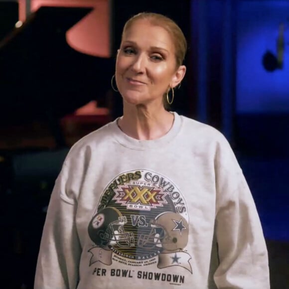 La chanteuse québécoise a prêté son image dans une publicité diffusée à la télévision américaine
 
Céline Dion a fait une apparition remarquée, dimanche 6 octobre, dans une vidéo en amont d'une rencontre de football américain entre Pittsburgh Steelers et les Dallas Cowboys Vêtue d'un sweat du Super Bowl 1996, avec en fond sonore sa chanson " It's All Coming Back to Me Now ", la chanteuse Céline Dion est apparue détendue et souriante dans un spot publicitaire en amont d'un match de football américain entre Pittsburgh Steelers et les Dallas Cowboys, sur la chaîne NBC. En 1996, un match historique entre ces deux équipes a eu lieu lors du Super Bowl. Dans la vidéo, Céline Dion parle de ce qu'elle préfère, dans ce sport, " le pouvoir de connecter ce que l'on est à ce que l'on a été, de prouver que nos souvenirs les plus puissants, nos amours les plus marquants, peuvent rester en nous à jamais. " La vidéo continue avec des images de la rencontre de 1996 et Céline Dion qui parle de la passion que procurent ces matchs, avant d'être aspergée d'un liquide jaune (de la bière ?). Depuis ce lundi 7 octobre, la vidéo est devenue virale tant les apparitions de la chanteuse sont rares, la dernière la plus marquante étant évidemment sa prestation lors de la cérémonie d'ouverture des Jeux olympiques de Paris 2024.