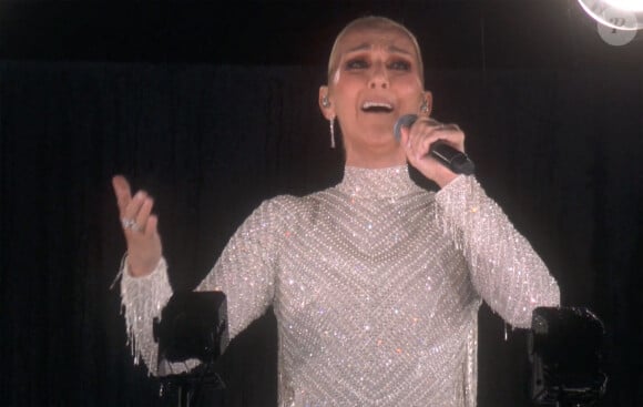 Celine Dion chante depuis le premier étage de la Tour Eiffel, L’hymne à l’amour, d’Édith Piaf - Cérémonie d'ouverture des Jeux Olympiques (JO) de Paris 2024. © Capture France TV via Bestimage