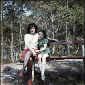 Photos de Béatrice Dalle enfant, adolescente et en famille.