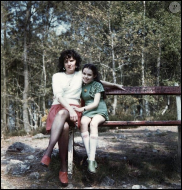 Photos de Béatrice Dalle enfant, adolescente et en famille.