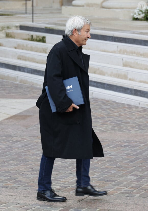 Martin Lamotte arrive aux obsèques de Michel Blanc le 10 octobre 2024