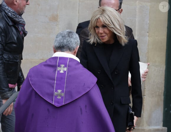 Brigitte Macron et Pere Yves Trocheris arrive aux obsèques de Michel Blanc le 10 octobre 2024