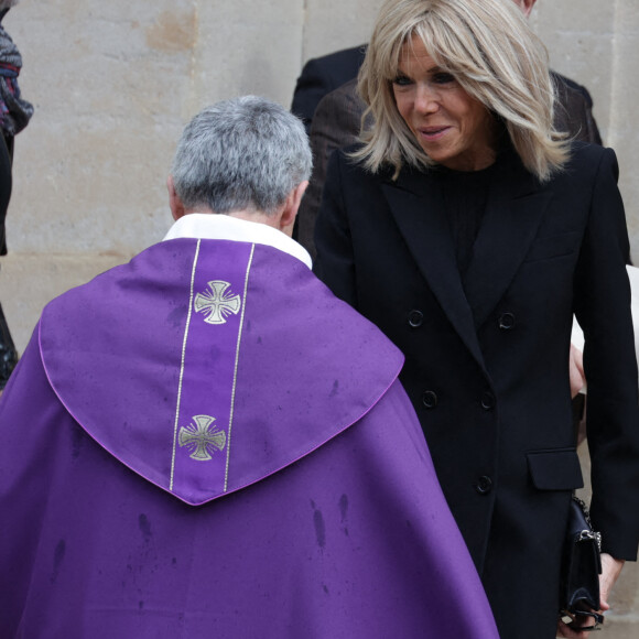 Brigitte Macron et Pere Yves Trocheris arrive aux obsèques de Michel Blanc le 10 octobre 2024