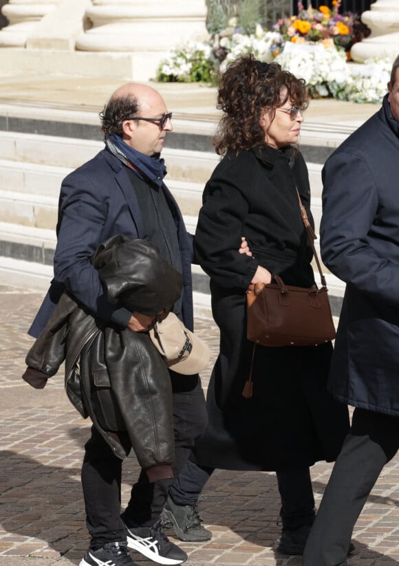 Isabelle Mergault et Jean-Louis Barcelona arrivent aux obsèques de Michel Blanc le 10 octobre 2024