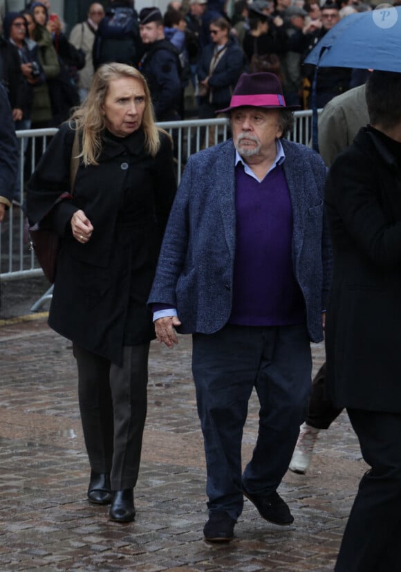 Jean-Michel Ribes arrive aux obsèques de Michel Blanc le 10 octobre 2024