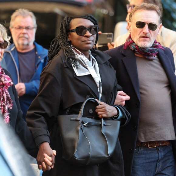 Ramatoulaye Diop, la compagne du défunt, Jean-Paul Rouve - Sortie des Obsèques de Michel Blanc en l'église Saint-Eustache à Paris, le 10 octobre 2024. © Moreau / Jacovides / Bestimage