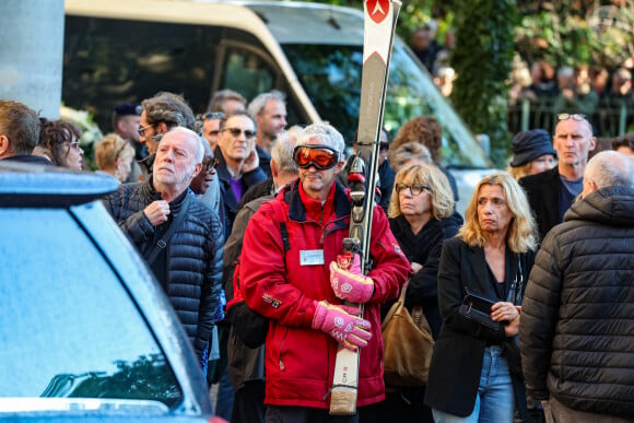 Un admirateur venu aux obsèques habillé comme le personnage de Jean-Claude Dusse dans le film "Les Bronzés font du ski" - Sortie des Obsèques de Michel Blanc en l'église Saint-Eustache à Paris, le 10 octobre 2024. © Moreau / Jacovides / Bestimage