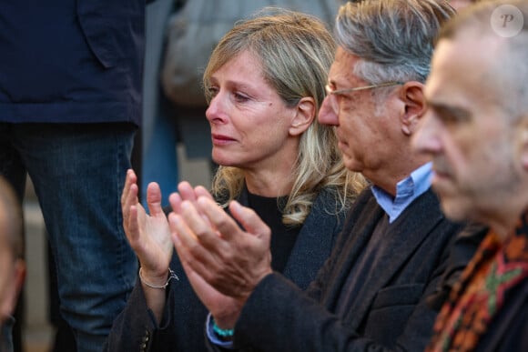 Karin Viard émue aux larmes - Sortie des Obsèques de Michel Blanc en l'église Saint-Eustache à Paris, le 10 octobre 2024. © Moreau / Jacovides / Bestimage