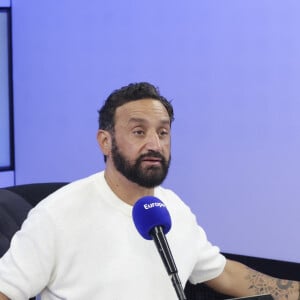 Exclusif - Cyril Hanouna - C.Hanouna avec ses chroniqueurs G.Maillet, E.Naulleau, G.Le Bret, V.Benaim, R.Aabou, et l'invité du jour, N.Dupont-Aignan, aux commandes de l'émission "On Marche Sur La Tête" diffusée en direct sur les ondes de radio Europe 1, à Paris, France, le 18 juin 2024. © Jack Tribeca/Bestimage