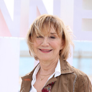 Marie-Anne Chazel lors du photocall de 'Broceliande' sur la plage du Majestic lors de la 7eme saison de 'CanneSeries' à Cannes le 7 Avril 2024 Denis Guignebourg/BestImage 