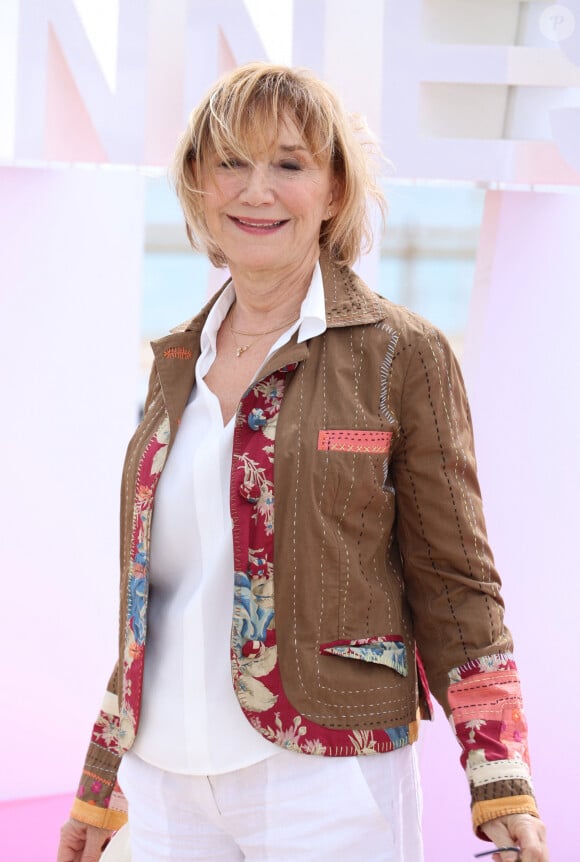 Marie-Anne Chazel lors du photocall de 'Broceliande' sur la plage du Majestic lors de la 7eme saison de 'CanneSeries' à Cannes le 7 Avril 2024 Denis Guignebourg/BestImage 