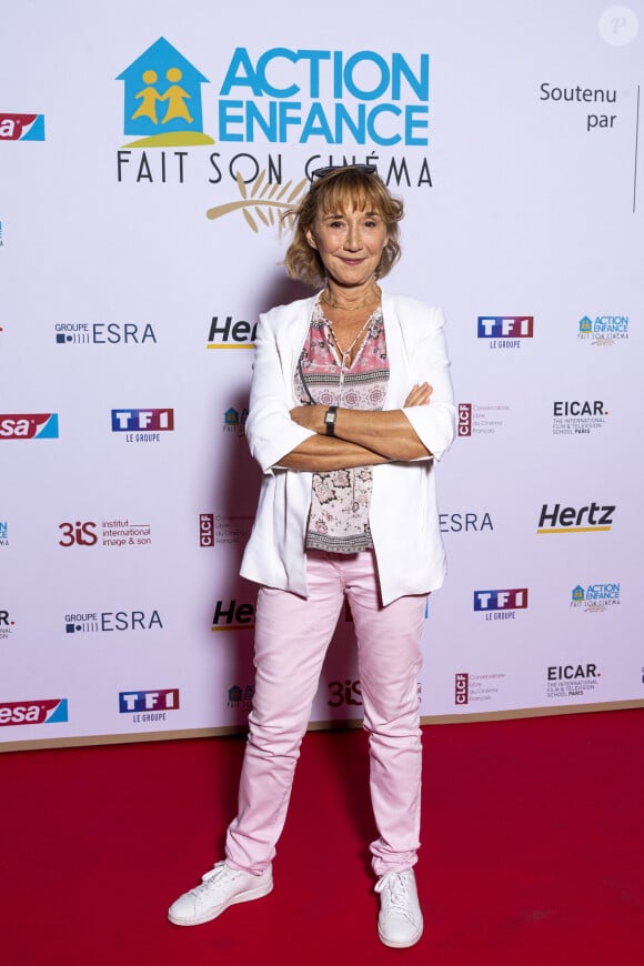 Marie-Anne Chazel au photocall de la soirée "Action Enfance fait son cinéma" au Grand Rex à Paris le 13 juin 2022 Depuis plus de 60 ans, la Fondation Action Enfance a pour mission d'accueillir, de protéger et d'éduquer des frères et soeurs en danger, de la petite enfance à la vie adulte, séparés de leurs parents sur décision du Juge des enfants. La cinquième édition du festival "ACTION ENFANCE fait son cinéma" s'est achevée ce lundi 13 juin par une cérémonie au Grand Rex, présentée par Caroline.Vigy et Laurent.Fontaine. Cette année encore et durant plus de huit mois, les étudiants des plus grandes écoles de cinéma et de réalisation audiovisuelle se sont mobilisés aux côtés de la Fondation ACTION ENFANCE et ont insufflé dans chaque Village d'Enfants et Foyer une dynamique ambitieuse et valorisante pour les enfants et les éducateurs familiaux. 16 courts-métrages étaient présentés sur plus de 180 synopsis originaux et créatifs reçus cette an- née. Un jury présidé par la comédienne Marie-Anne.Chazel entourée du producteur Arnaud de Crémiers (Gaumont), des comédiennes Catherine.Marchal, Chantal.Ladesou, Charlotte.Gaccio, Juliette.Allain, du réalisateur Nessim.Chikhaoui, des journalistes Laurie.Cholewa (Canal+, Europe 1) et Fabrice Le- clerc (Paris Match), de l'humoriste Jarry, et du DJ Martin.Solveig, était présents pour découvrir les films. Ils ont tous été particulièrement émus et touchés par le travail de ces enfants, et aussi impression- nés par la qualité des films proposés. © Pierre Perusseau / Bestimage