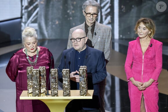 Si la plupart des Splendid a lu le message immédiatement, ce ne fut pas le cas de Marie-Anne Chazel
Un César spécial pour la troupe du Splendid, Josiane Balasko, Michel Blanc, Thierry Lhermitte, Marie-Anne Chazel, sur scène lors de la 46ème cérémonie des César à l'Olympia à Paris le 12 mars 2021. © Pierre Villard/ Pool / Bestimage  46th Cesar Film Awards 2021 ceremony at Olympia in Paris on March 12th, 2021