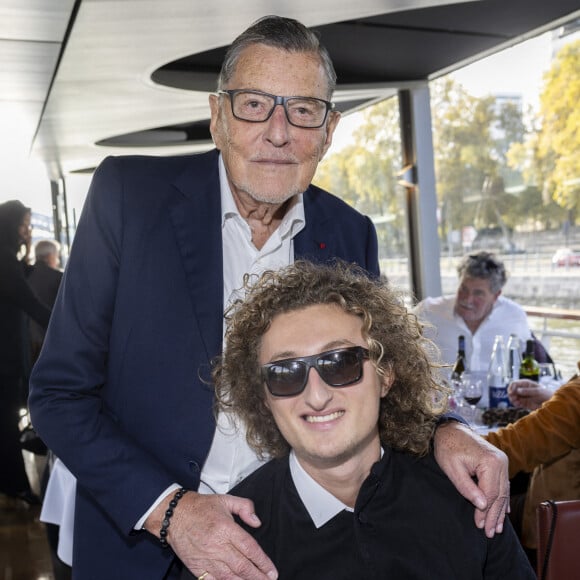 Exclusif - Jean-Claude Camus et son petit-fils Joalukas Noah - Anniversaire pour ses 85 ans de Jean-Claude Camus avec ses proches et sa famille sur la péniche "Bel Ami" à Paris. Le 29 octobre 2023 © Cyril Moreau / Bestimage