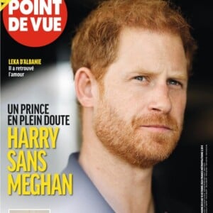 Ayant dernièrement multiplié les voyages en solo, le frère du prince William gagne en popularité à l'international comme l'a rapporté "Point de Vue" ce 9 septembre 2024.
Le prince Harry en Une du magazine "Point de Vue" ce mercredi 9 septembre 2024.