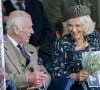 A en croire nos confrères, le monarque filtrerait de temps à autre les appels de son fils cadet. 
Le roi Charles III d'Angleterre et Camilla Parker Bowles, reine consort d'Angleterre, partagent un fou rire lors du Braemar Gathering 2024, le 7 septembre 2024. © Goff / Bestimage 