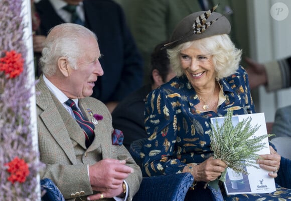 A en croire nos confrères, le monarque filtrerait de temps à autre les appels de son fils cadet. 
Le roi Charles III d'Angleterre et Camilla Parker Bowles, reine consort d'Angleterre, partagent un fou rire lors du Braemar Gathering 2024, le 7 septembre 2024. © Goff / Bestimage 