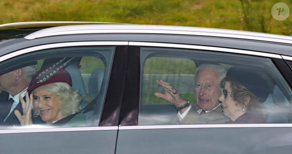 Le roi Charles III d'Angleterre et la reine consort Camilla Parker Bowles à leur arrivée à l'église Crathie Kirk à Balmoral. Le 29 septembre 2024 